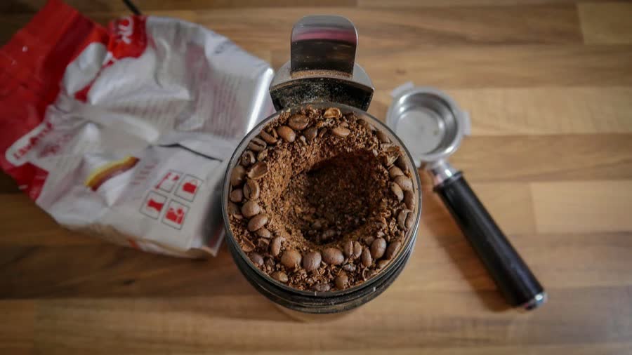 Café recém-moído, com o pó ainda solto