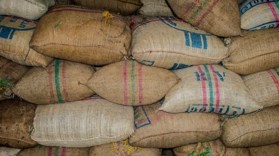 Sacas de café empilhadas no armazém
